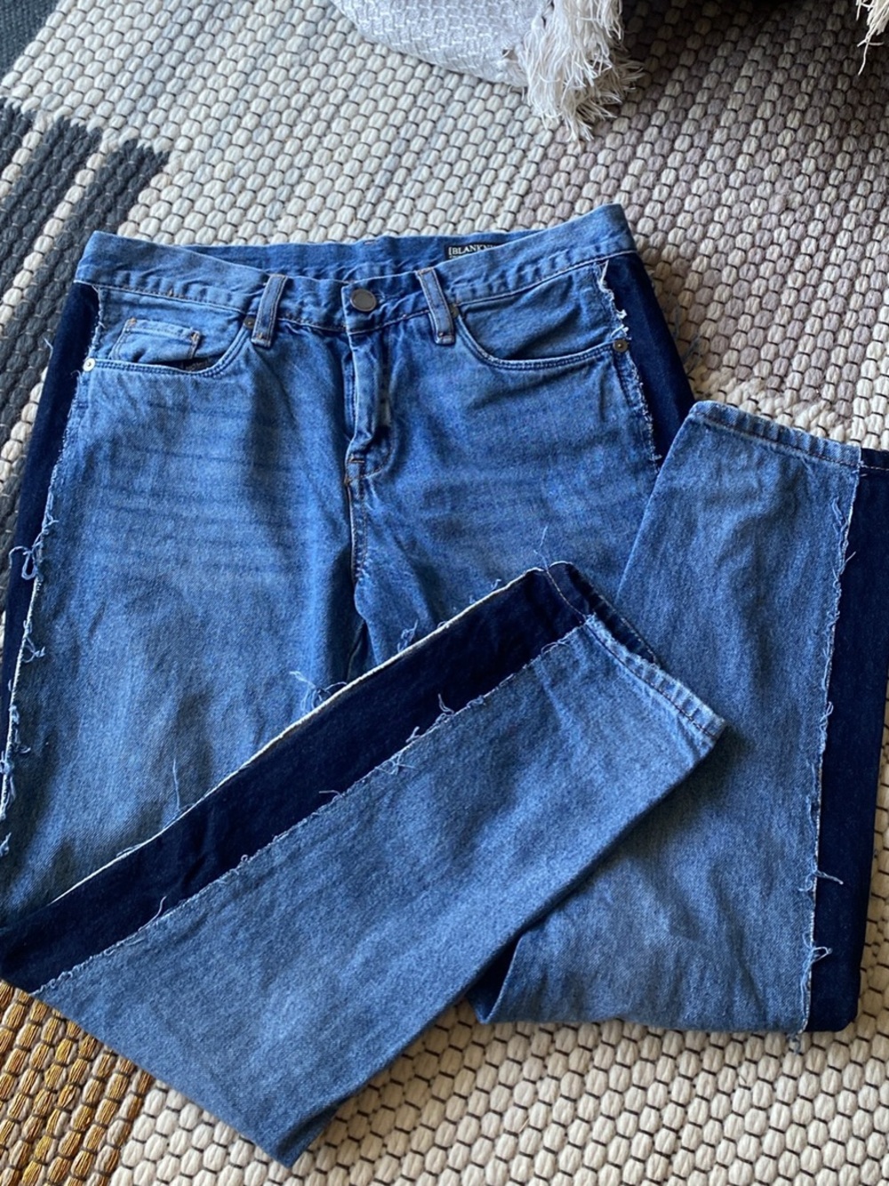[BLANK NYC] Crop Girlfriend Frayed Medium Wash Jeans size 27